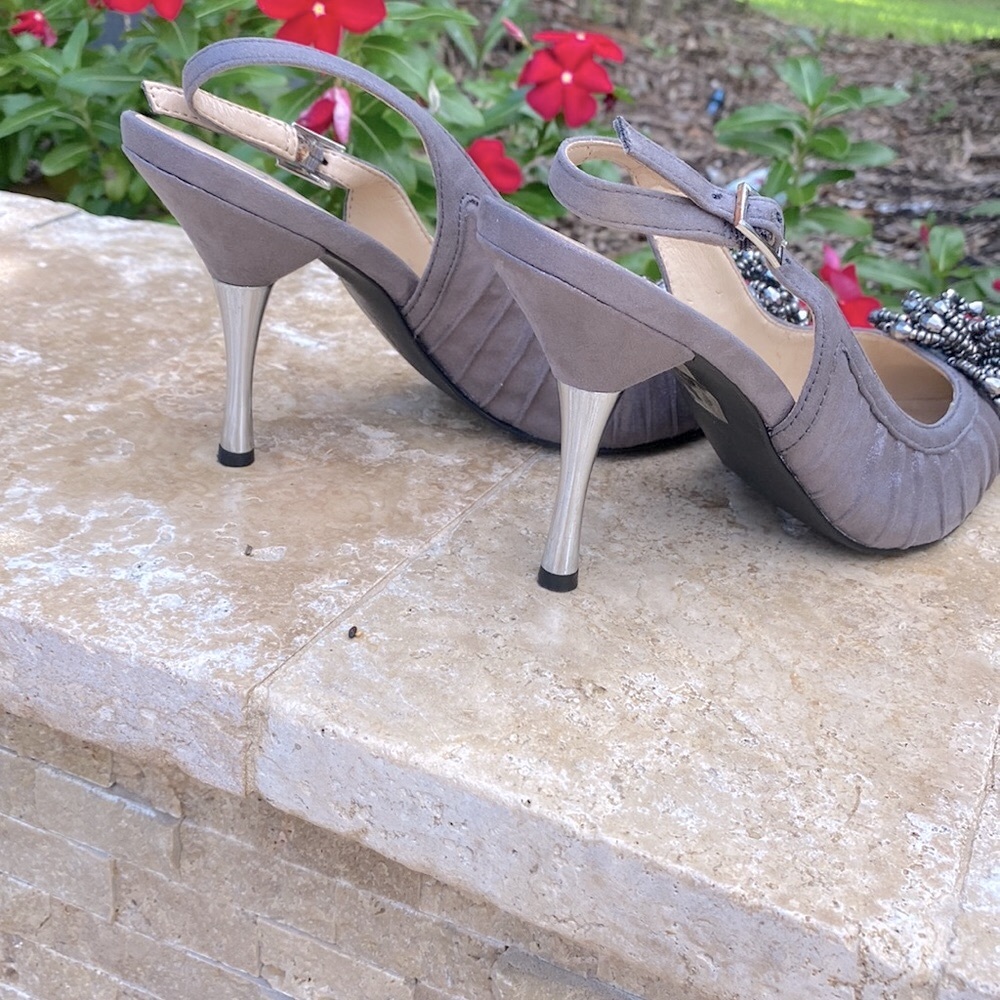 J. Renee sz 7M women’s heels with beaded appliqué in taupe makes a statement - Picture 4 of 8